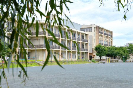 校庭からみた校舎